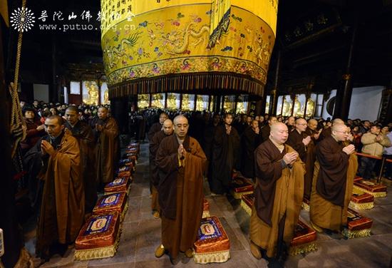 普济禅寺两序大众虔诚礼诵
