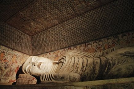 莫高窟第158窟长13.6米的涅槃卧佛，唐，上海喜玛拉雅美术馆展厅以4∶5的比例复制（展方供图）