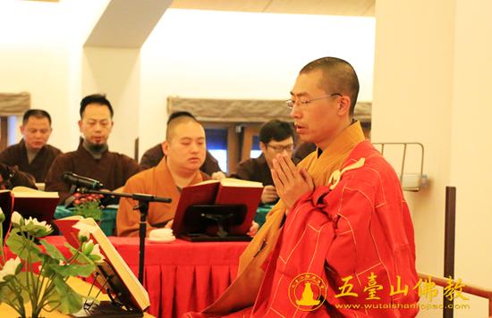 真容寺住持隆明法师领众恭诵《妙法莲华经》