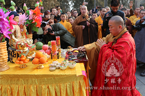 永信方丈在少林药局前拈香祈福，祈愿世界和平，人类健康