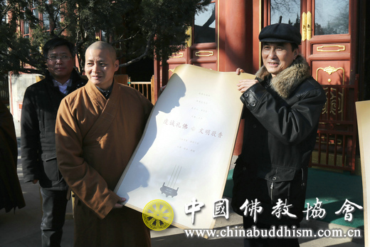 裴飚巡视员为在京直属寺院发放宣传海报