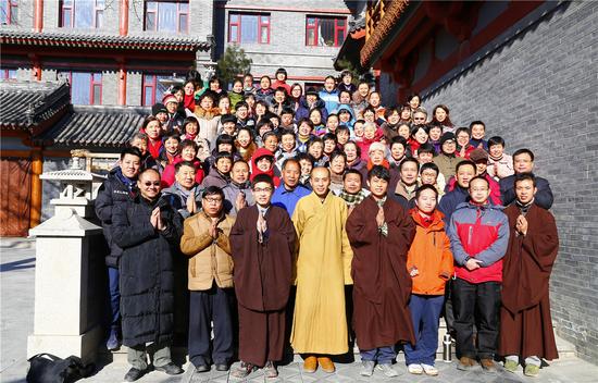 禅兴法师与仁爱基金志愿者合影（图：资料图）