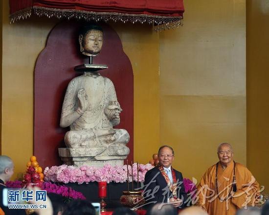 5月23日，台湾高雄佛光山星云大师（右）与中华文物交流协会会长励小捷出席“金身合璧 佛光普照”河北幽居寺佛首捐赠仪式。