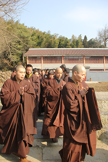 耀慧法师出关（右一）