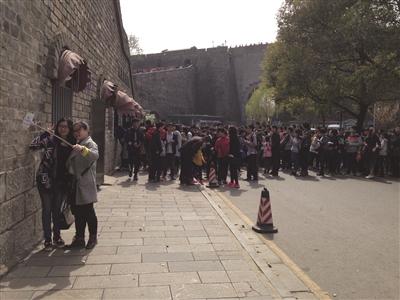 南京城墙台城段购票长龙