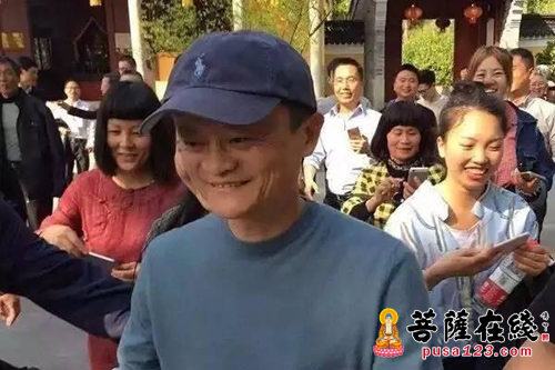 马云回老家嵊州祭祖，拜访大佛寺