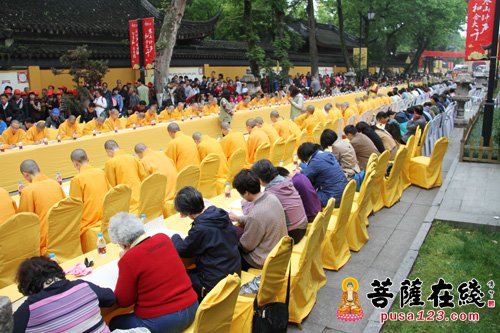 寒山寺两序大众、书院（寒山书院、清凉书院）法师以及在家居士、书法家、社会名流、文化名人、媒体朋友等三千多人出席（图片来源：菩萨在线 摄影：妙然）