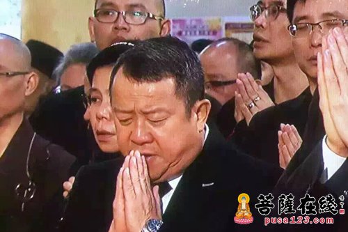 香港明星曾志伟双手合十、默哀祈祷