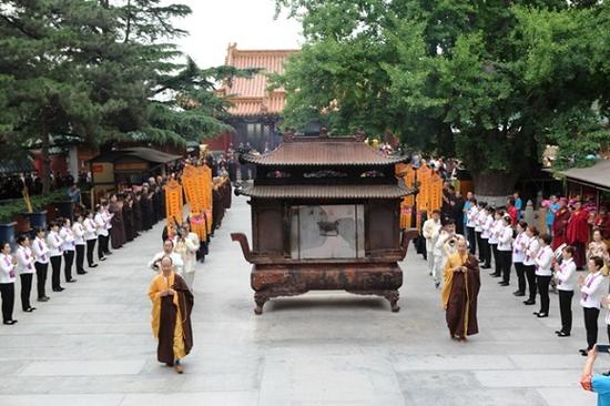 北京灵光寺佛牙塔2016年度首次隆重免费开放瞻仰