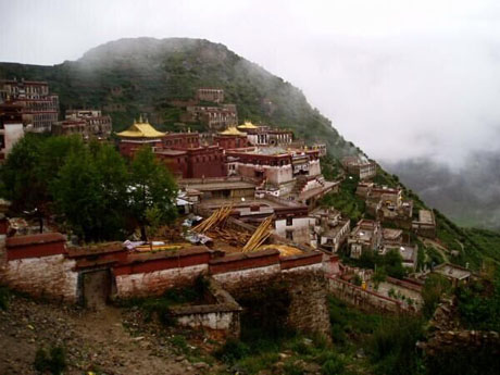 甘丹寺的建立，标志着宗喀巴及其追随者以独立于其它教派的姿态出现在西藏佛教界
