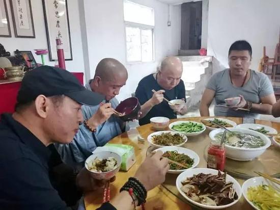 昨天还在上海繁华世界，今天在寺院吃一顿简朴的素斋，更觉口齿生香。