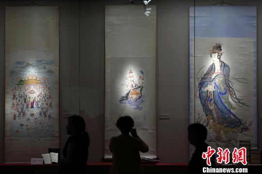 当天展出的彩色《慈悲观音像》是康熙年间金陵画家周璕仿唐代吴道子画而成，优雅精美