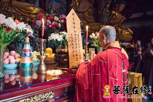 中国佛教协会副会长、山西省佛教协会会长、大圣竹林寺住持妙江大和尚拈香主法