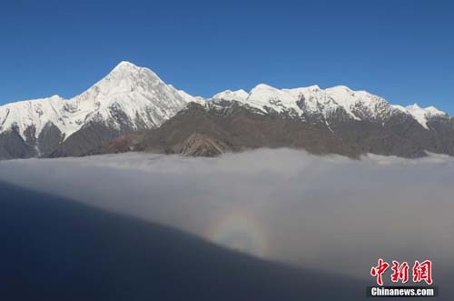 10月22日下午，在四川贡嘎山主峰西坡下的云海中出现罕见“佛光”
