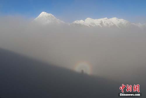 10月22日下午，在四川贡嘎山主峰西坡下的云海中出现罕见“佛光”