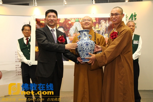 陈海波和惟祥法师共同把“慈光和乐对瓶”的“和瓶”捐给佛光山，由心保和尚代表接受