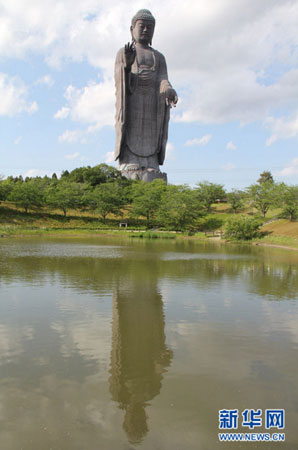 　　牛久大佛宝相庄严，气势恢宏，右手施“无畏印”，代表拔除痛苦，左手施“与愿印”，代表给予快乐。