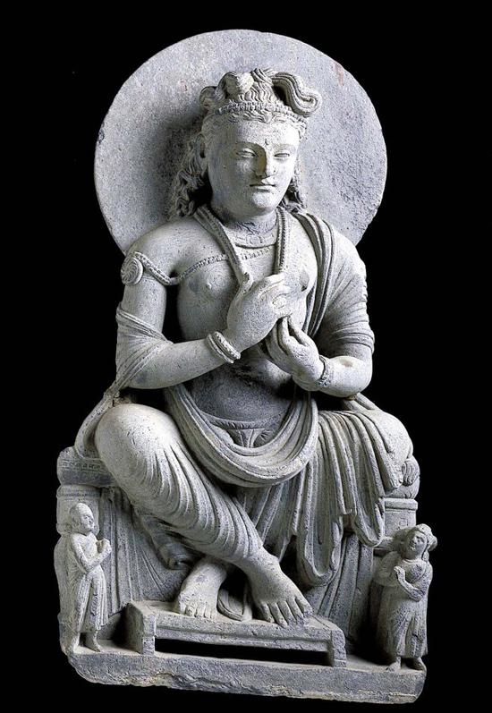 此像为3-4世纪犍陀罗石雕，刻画的是正在兜率天说法的弥勒菩萨形象