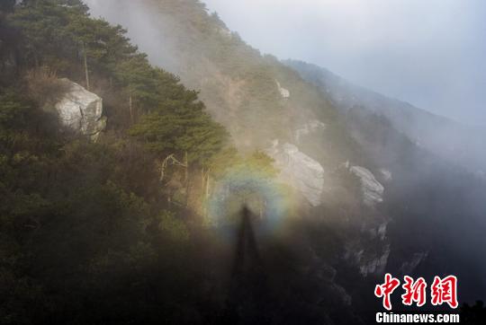 2月6日，江西庐山风景区剪刀峡出现鸡年新春的第一缕“佛光”景观
