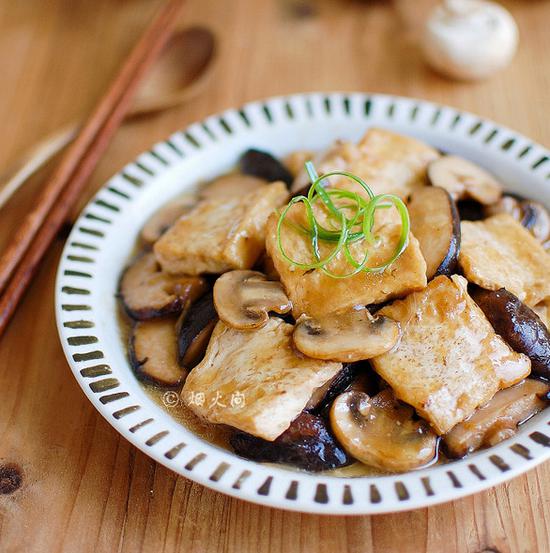 素食养生:蘑菇烧豆腐