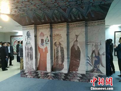 展厅内观众们正在观看展览（图片来源：中新网 摄影：上官云）