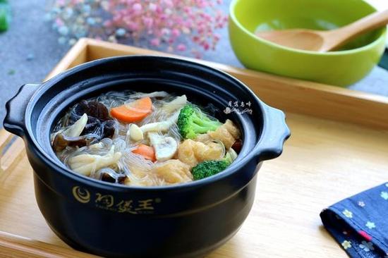 经过小煮，菌菇的鲜味全部融入到了汤的里面，使汤汁异常美味