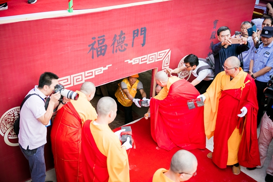 顶升即位后，大雄宝殿底部与地面的间隙，将由两万块“福德砖”作为殿基，并浇筑混凝土，使其成为大雄宝殿整体基座的一部分