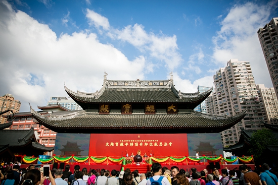 上海玉佛禅寺消除公共安全隐患保护性修缮工程大雄宝殿平移顶升圆满即位仪式现场