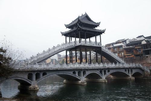 禅诗赏析：涧瀑飞声渡石桥