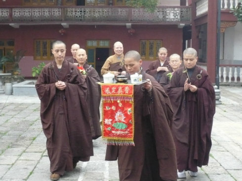 诵经或念佛都好，主要看你自己之受用