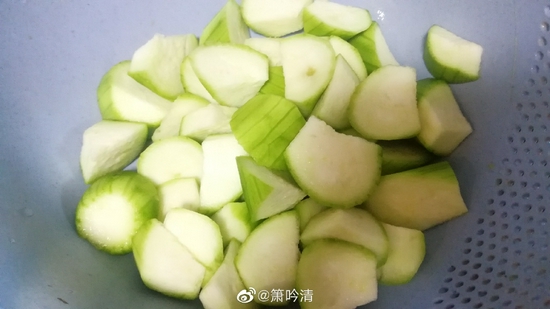 素食养生：丝瓜烧豆腐（图片来源：@箫吟清）