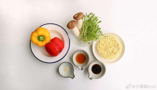 素食养生:彩椒日式炒面(图)