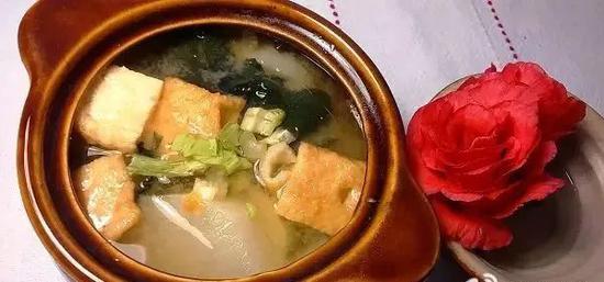 锅内放水,放入白萝卜、杏鲍菇、百页豆腐,煮熟后,加味噌、香菇粉。