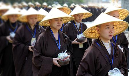 如果确实想体验出家生活，可以受八关斋戒，到时候舍戒是没有问题的。