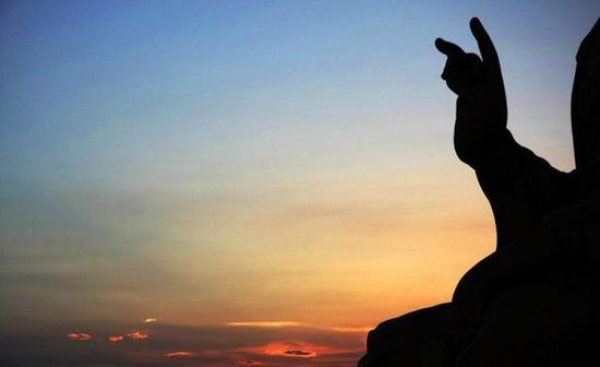 以怖苦心念佛，即是出苦第一妙法。亦是随缘消业第一妙法。（图片来源：弘化社）