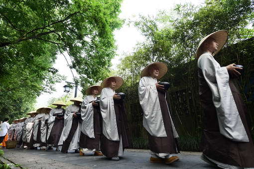 供养有四种：饮食、衣服、医药、卧具。