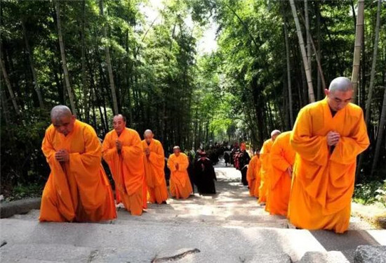 四众弟子在五祖寺常住法师的带领下，三步一叩，追随祖师足迹，缅怀祖师恩德，至诚礼拜。