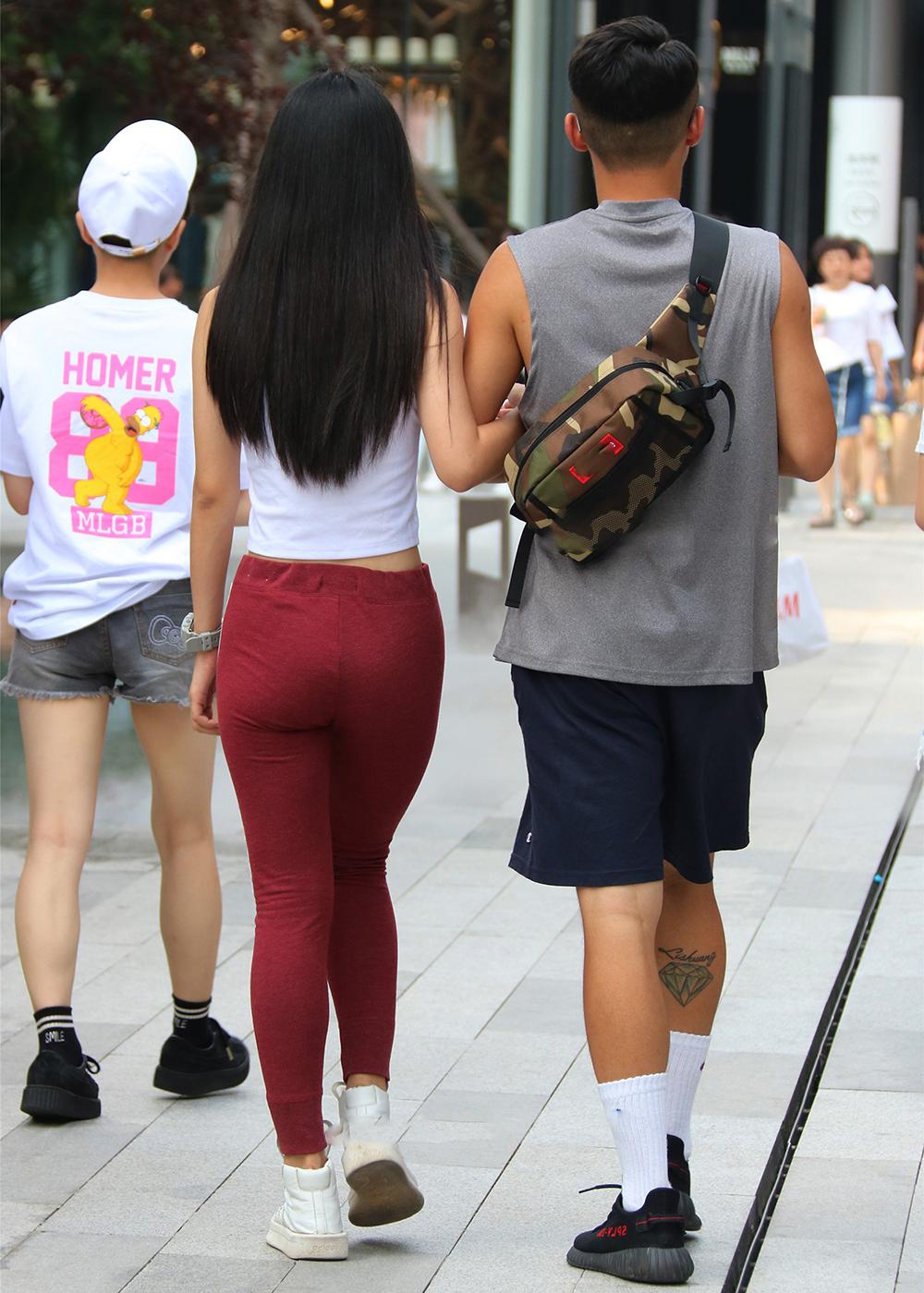街拍女神: 红色紧身裤丰臀美女, 人群中好醒目!