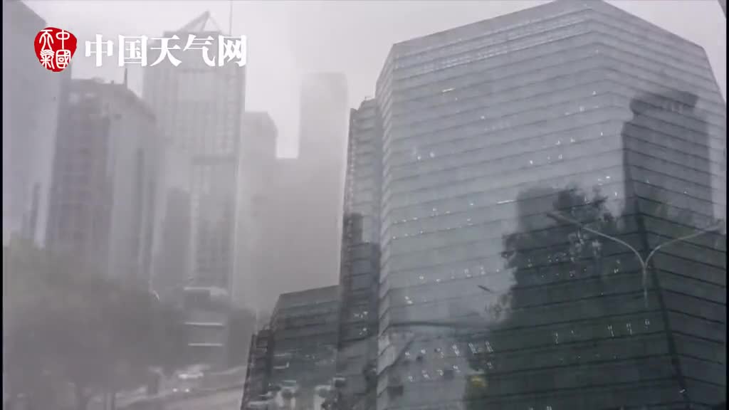“台风雨”影响北京 国贸附近雨大风急