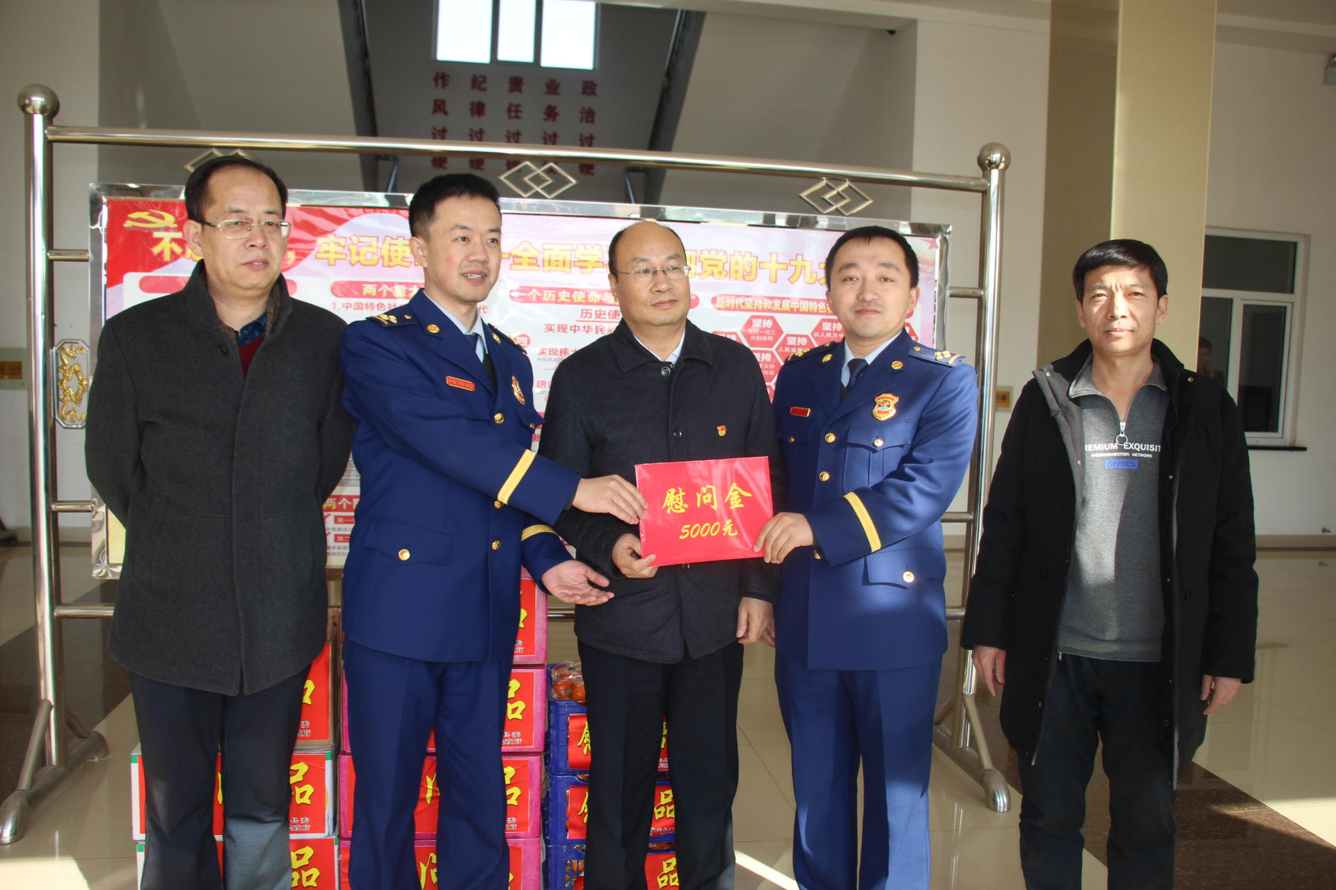 偏关县委常委组织部长王国昌带队春节前亲切慰问偏关大队全体人员