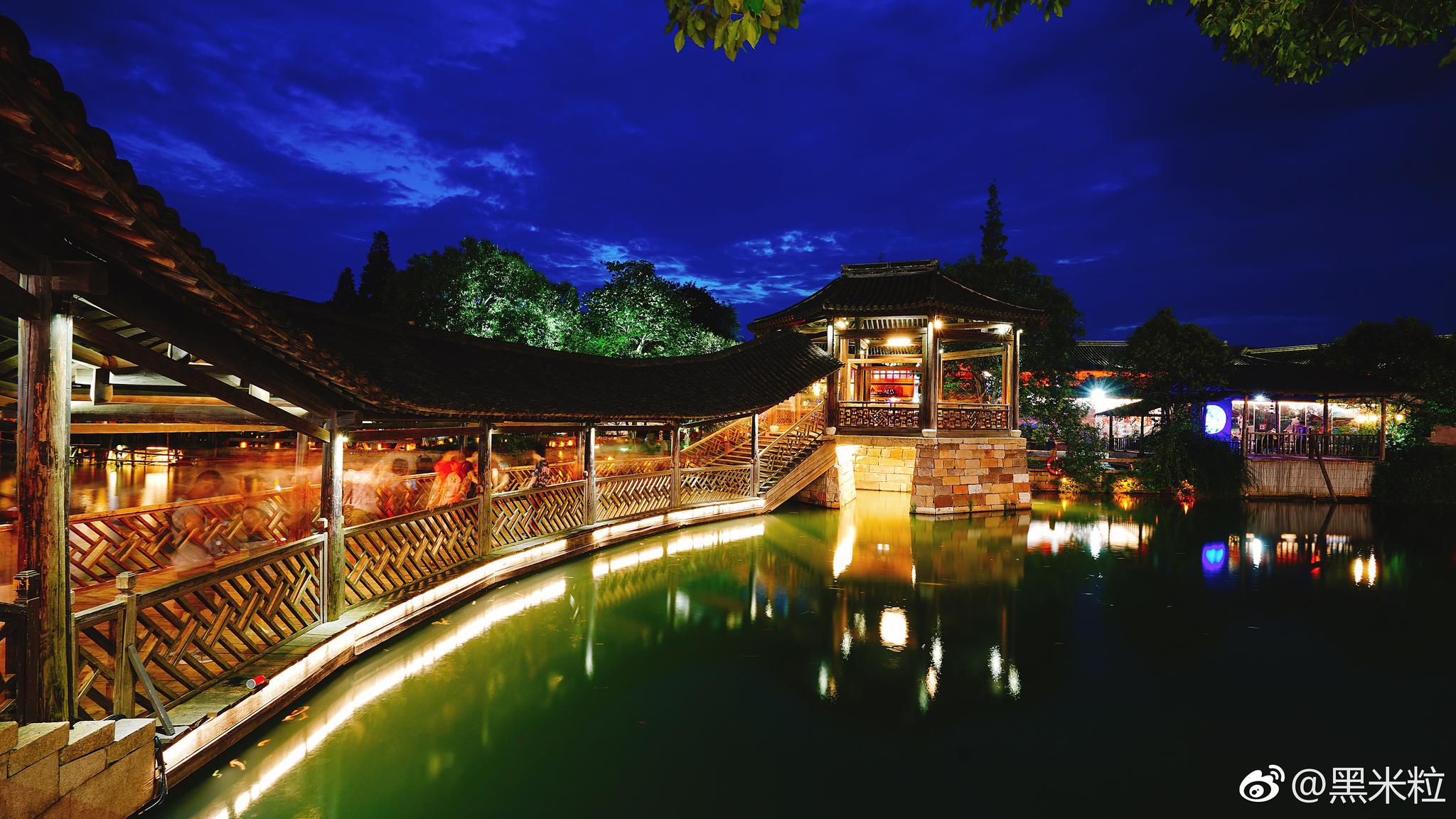 華燈初上的夏日烏鎮(zhèn)