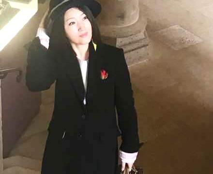 杨钰莹现身巴黎，一身大衣+短靴，47岁打扮的比25岁小姑娘还年轻