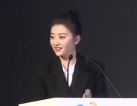 演讲中途擤鼻涕，当众呲牙擦口红，这样real的景甜也太可爱了