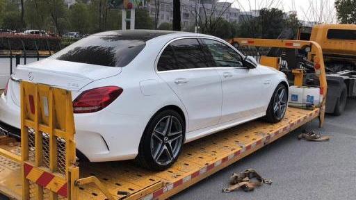 小伙100万买V8 AMG,女友打死不同意,跟三十万的车一样没面子