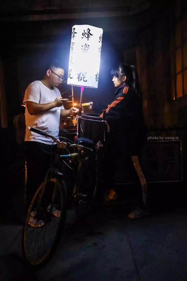 40℃ 她骑自行车在长江大桥上卖冰棍，网友疼惜说“最甜初恋脸”