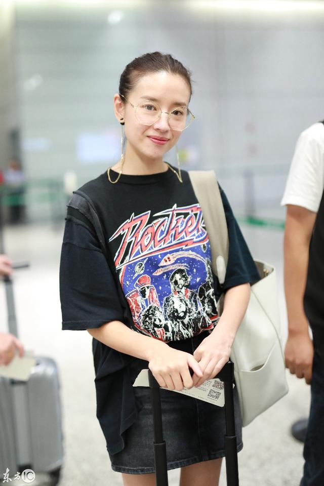 董洁的生活压力有多大？近照眼袋明显，头发脱了1小块，人好消瘦