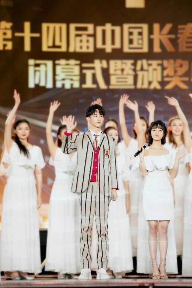 张雪迎pick沈月同款身材?头发油还麒麟臂,小腿