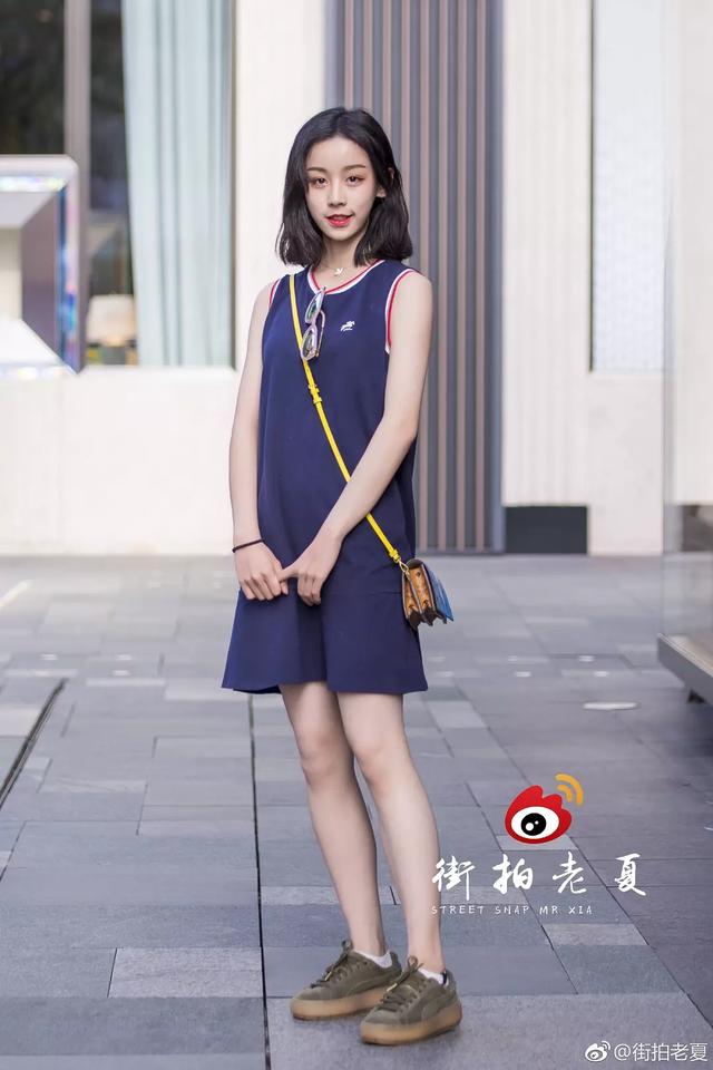 成都14岁女孩街拍,个个大长腿会化妆,现在的小孩服了!