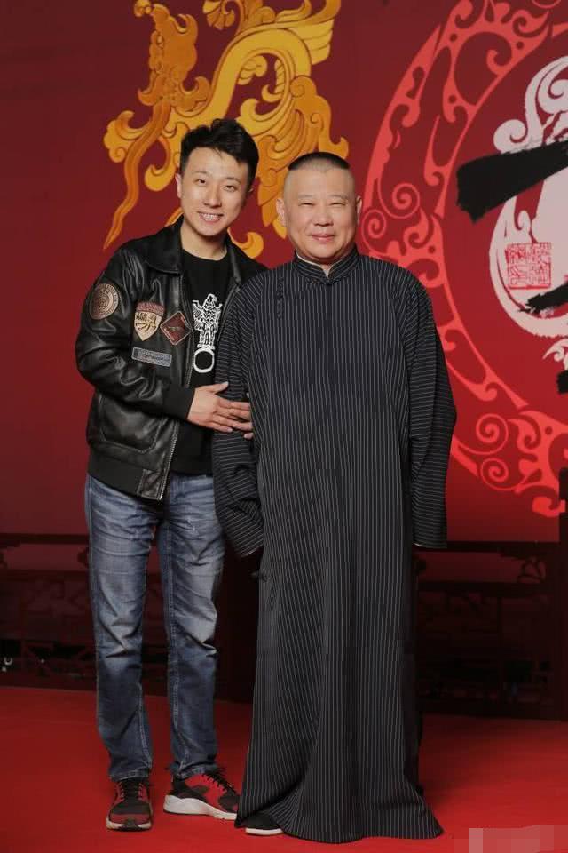 张番刘铨淼近日参加观摩了师父郭德纲《坑王驾