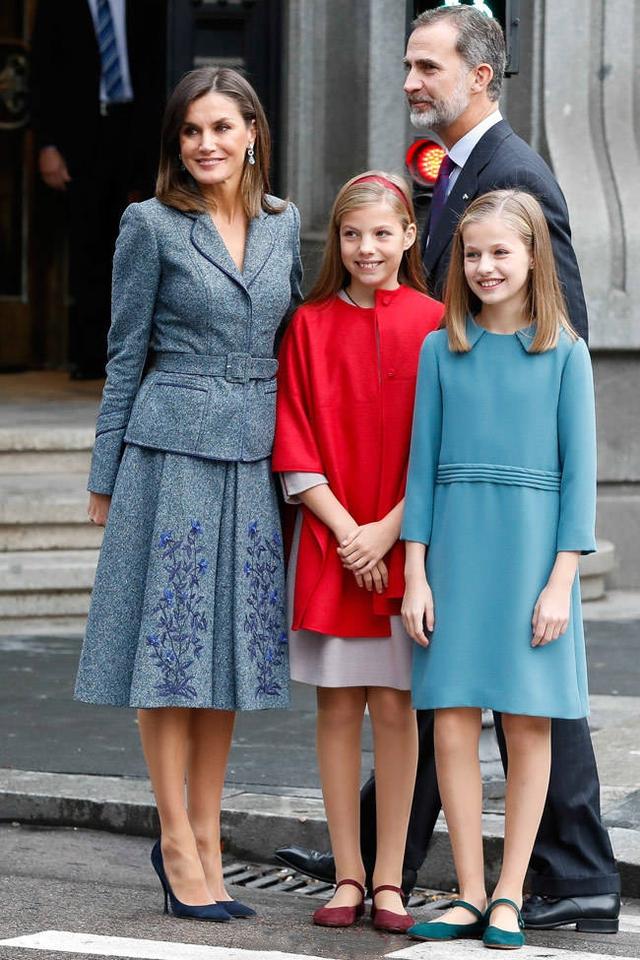 西班牙王后新发型配旧衣好低调,两高颜值女儿